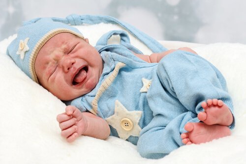 Babys wachen plötzlich weinend auf, weil Albträume sie erschrecken.