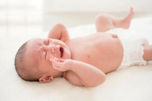 Babys wachen plötzlich weinend auf, weil sie sich in ihrer Umgebung unwohl fühlen.