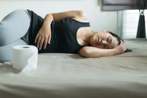 Frau leidet an Verstopfung in der Schwangerschaft