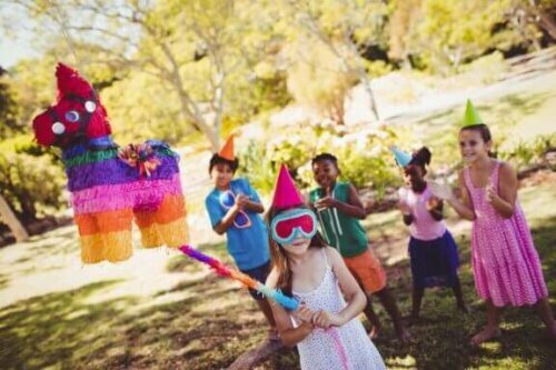 Das Spielen mit Piñatas sind einer der lustigsten Momente bei Kindergeburtstagen.