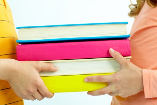 Bücher über Wissenschaft, die sich an Kinder richten, können eine Vielzahl von Themen abdecken, wie beispielsweise den Weltraum, die Forschung, usw.