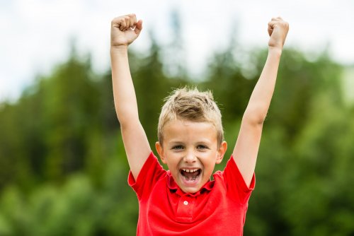 Wenn wir Kinder mit einem positiven Selbstwertgefühl erziehen, fühlen sie sich akzeptiert und sicher.