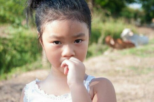 So verhinderst du das Fingernägelkauen bei Kindern