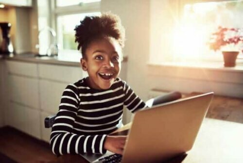 Es ist wichtig, einige Empfehlungen zu befolgen, damit Kinder soziale Medien und das Internet so sicher wie möglich nutzen können.