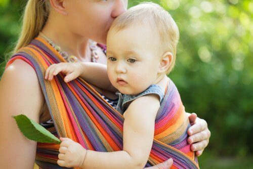 Das Tragen von Babys erhöht den Körperkontakt zwischen dem Baby und den Eltern bzw. der betreuenden Person.