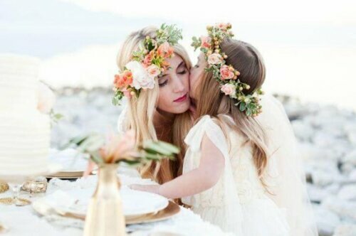 Anstatt Stirnbänder mit Blumen herzustellen, kannst du auch florale Haarkränze herstellen.