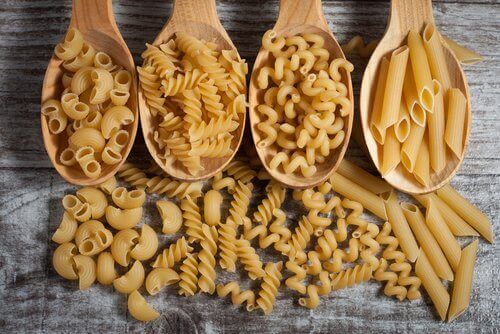 Wenn es um Rezepte mit Nudeln geht, ist es einfach, in einen Trott zu verfallen, aber tatsächlich ist Pasta ein sehr vielseitiges Nahrungsmittel.