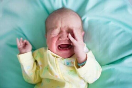 Warum wachen Babys plötzlich weinend auf?