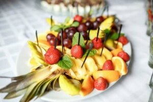 Gesunde Snacks und Getränke für einen Kindergeburtstag