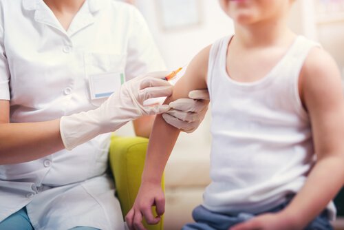 Anti-Impf-Bewegung - Junge wird geimpft