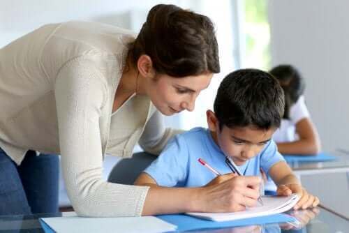 Schuljahr wiederholen - Lehrerin mit Schüler
