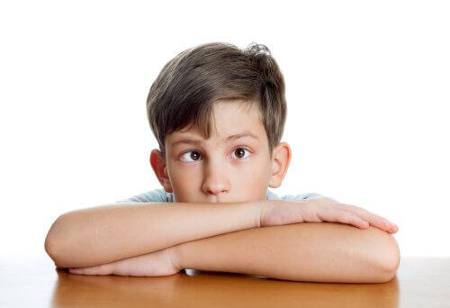 Strabismus - schielender Junge