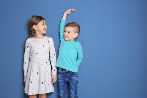 soziale Vergleiche - zwei unterschiedlich große Kinder