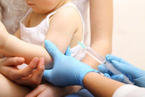 Anti-Impf-Bewegung - Baby bei der Impfung