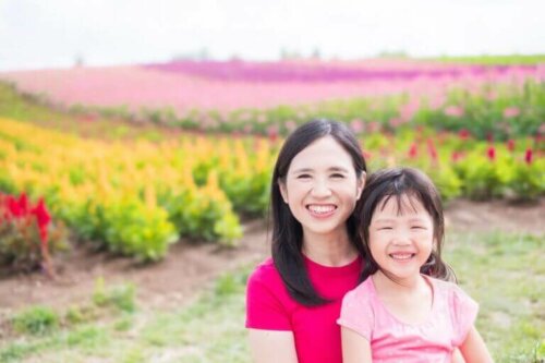 Die Mutterschaft - asiatische Mutter mit Kind