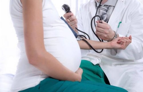 Pica-Syndrom - schwangere Frau beim Arzt