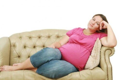 Polytrauma - schwangere Frau auf dem Sofa
