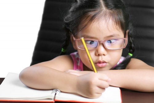 Strabismus - schielendes Mädchen mit Brille