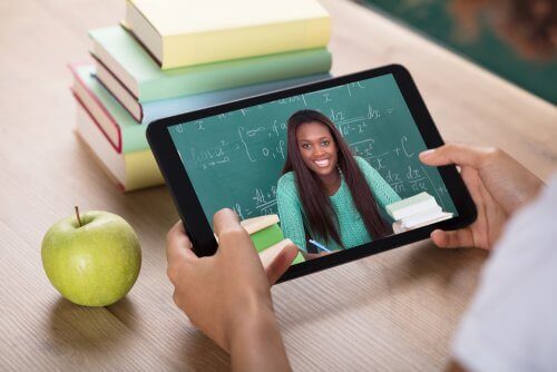 virtuelle Ausbildung - Schüler mit Tablet