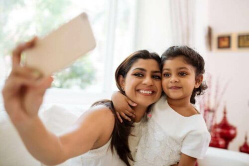 Mutter macht Selfie mit ihrer Tochter
