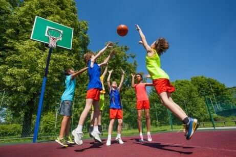 Kinder spielen Basketball