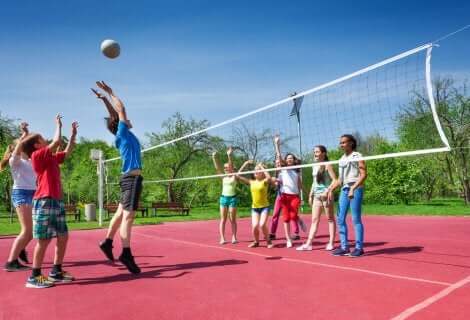 Kinder spielen Volleyball