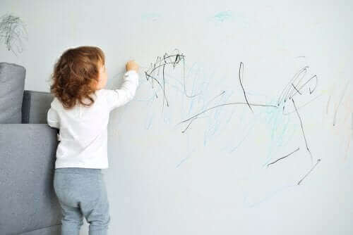 Wenn Kinder an die Wand kritzeln, ist die Idee die, dass die Kinder, die negativen Auswirkungen ihres schlechten Benehmens beheben…