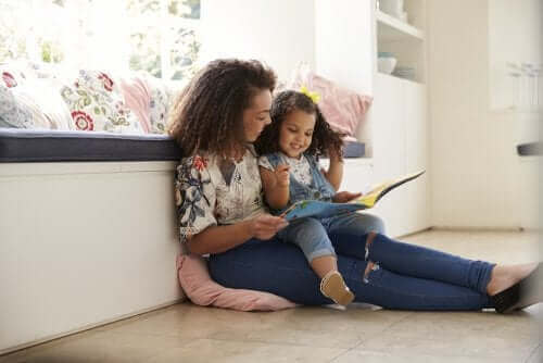 Schon in ihren ersten Lebensjahren können wir damit anfangen, unseren Kindern Geschichten vorzulesen.