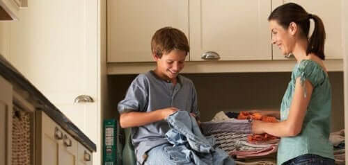 Du kannst dein Kind beispielsweise dazu anweisen, das Aufheben von Kleidern vom Boden zu üben und diese zehnmal in den Wäschekorb zu legen.