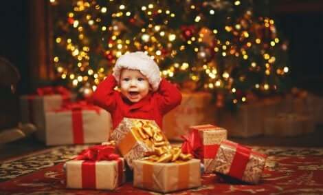 Weihnachten: Baby mit Geschenken
