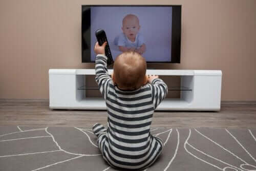 Bildschirmzeit - Baby vor dem Fernseher