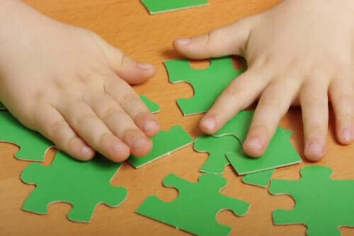 Puzzles - Kind mit grünem Puzzle