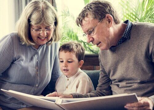 Rolle der Großeltern - Großeltern lesen ihrem Enkel vor