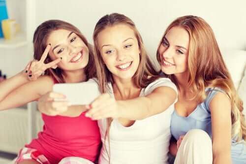 Stereotype und Vorurteile - 3 Teenager machen ein Selfie