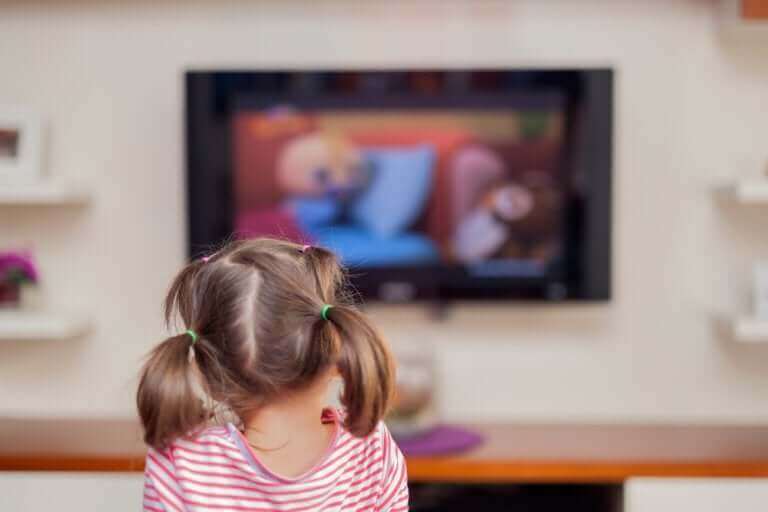 Bildschirmzeit - Mädchen vor dem Fernseher