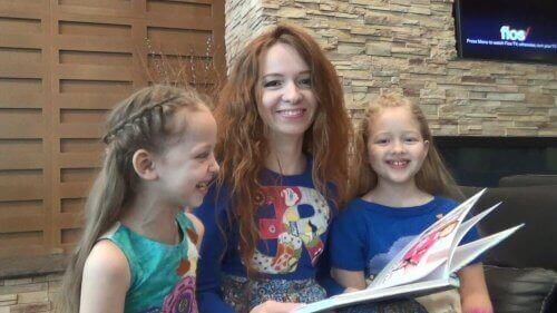 Lesen - Mutter mit Töchtern beim Lesen