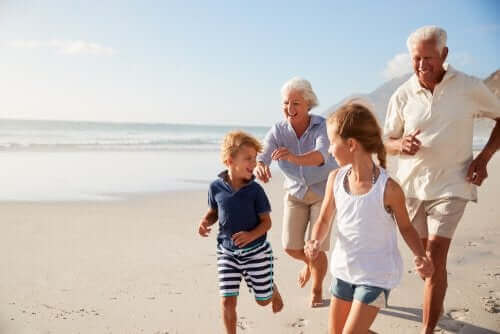 Rolle der Großeltern - mit Enkeln am Strand