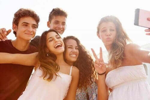 Stereotype und Vorurteile - Gruppe von Teenager macht ein Selfie
