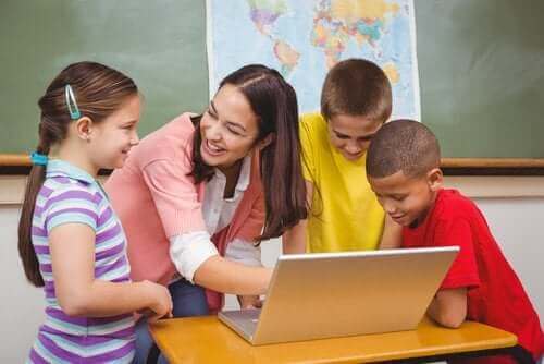 erweiterter Lehrplan - Schüler mit Lehrerin am Laptop