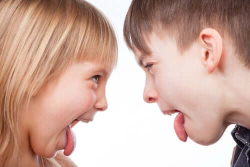 Kinder strecken sich die Zunge raus