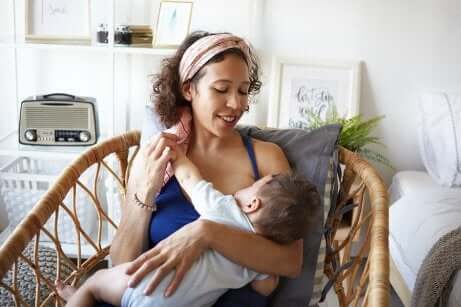 Frau stillt Baby mit Stillkleidung