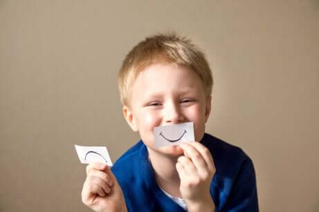 Junge spielt mit Papiermund