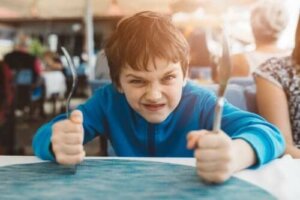 Die Selbstkontrolle bei Kindern verbessern: 3 Techniken