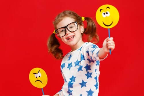 Mädchen mit Smiley-Karten