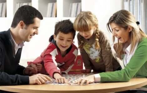Spielende Familie am Tisch