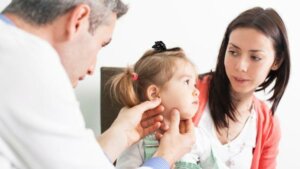 Ein gehörloses Kind erziehen: Tipps für Mütter