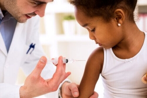 Debatte über Impfungen - Kind wird geimpft