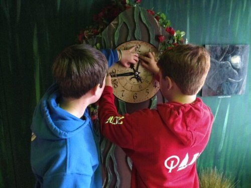 Escape Rooms - Kinder an einer Uhr