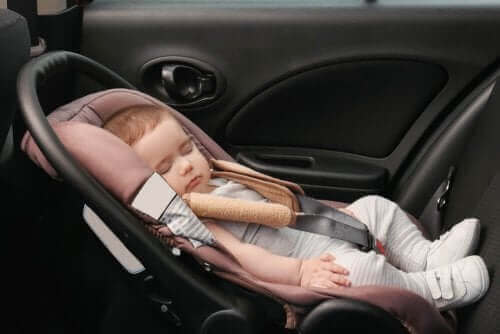 Kindersitze - Baby im Auto