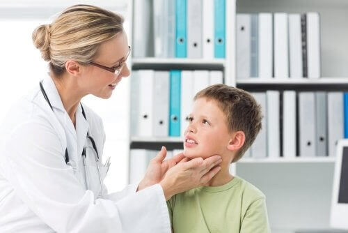 Kropf - Junge beim Kinderarzt